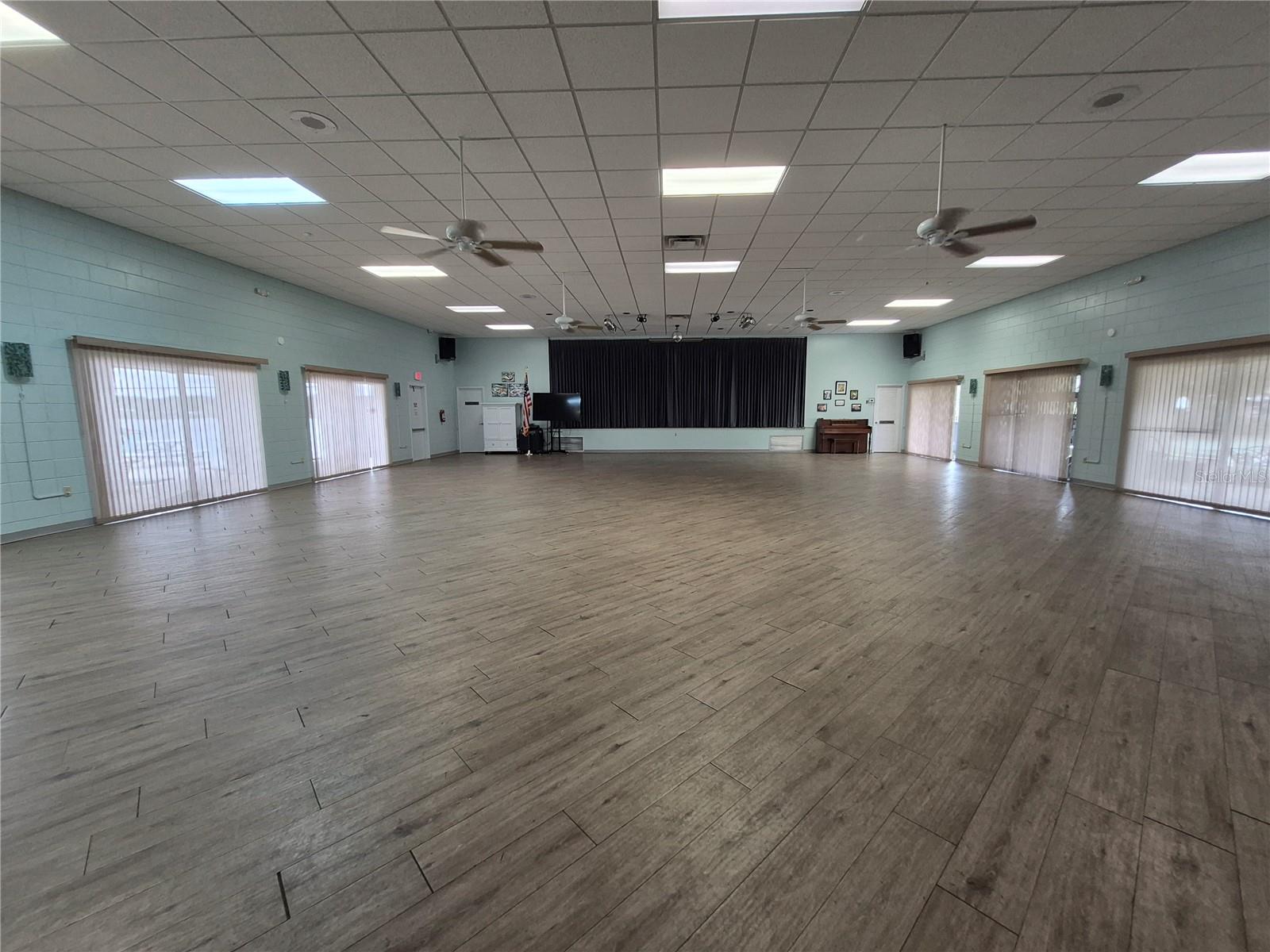 Listing photo id 54 for 139 Carolwood Boulevard