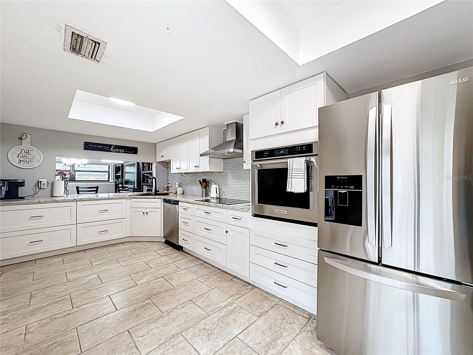 Listing photo id 7 for 139 Carolwood Boulevard