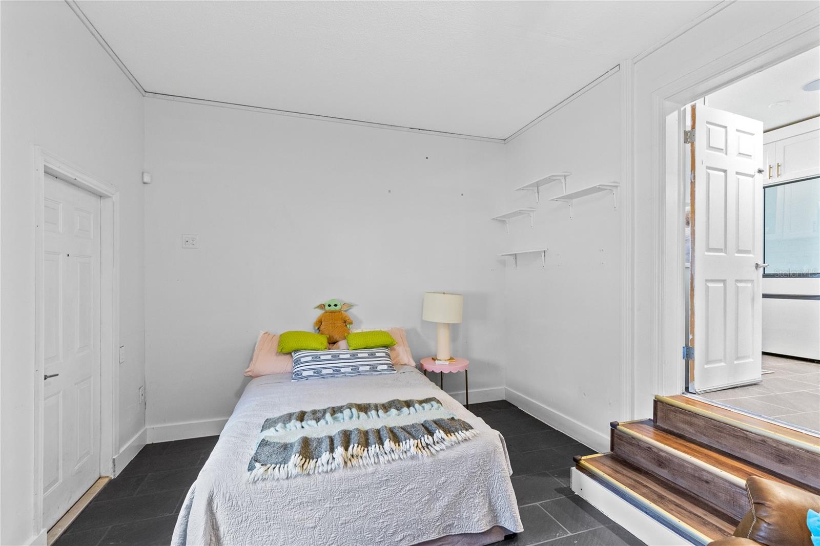 Image 24 of 34 For 958 Hanover Avenue