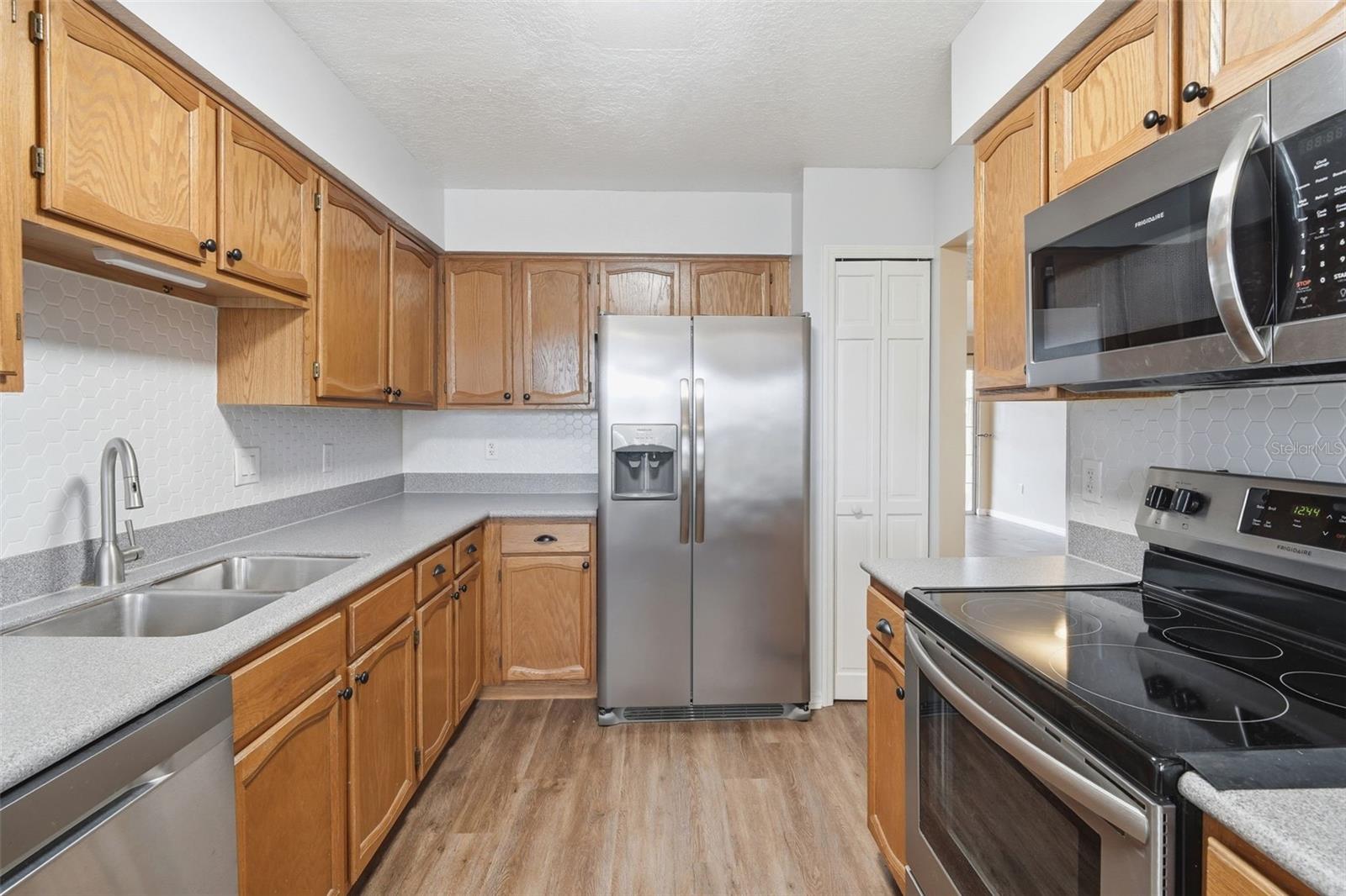 Image 7 of 37 For 2201 Coach House Boulevard 208