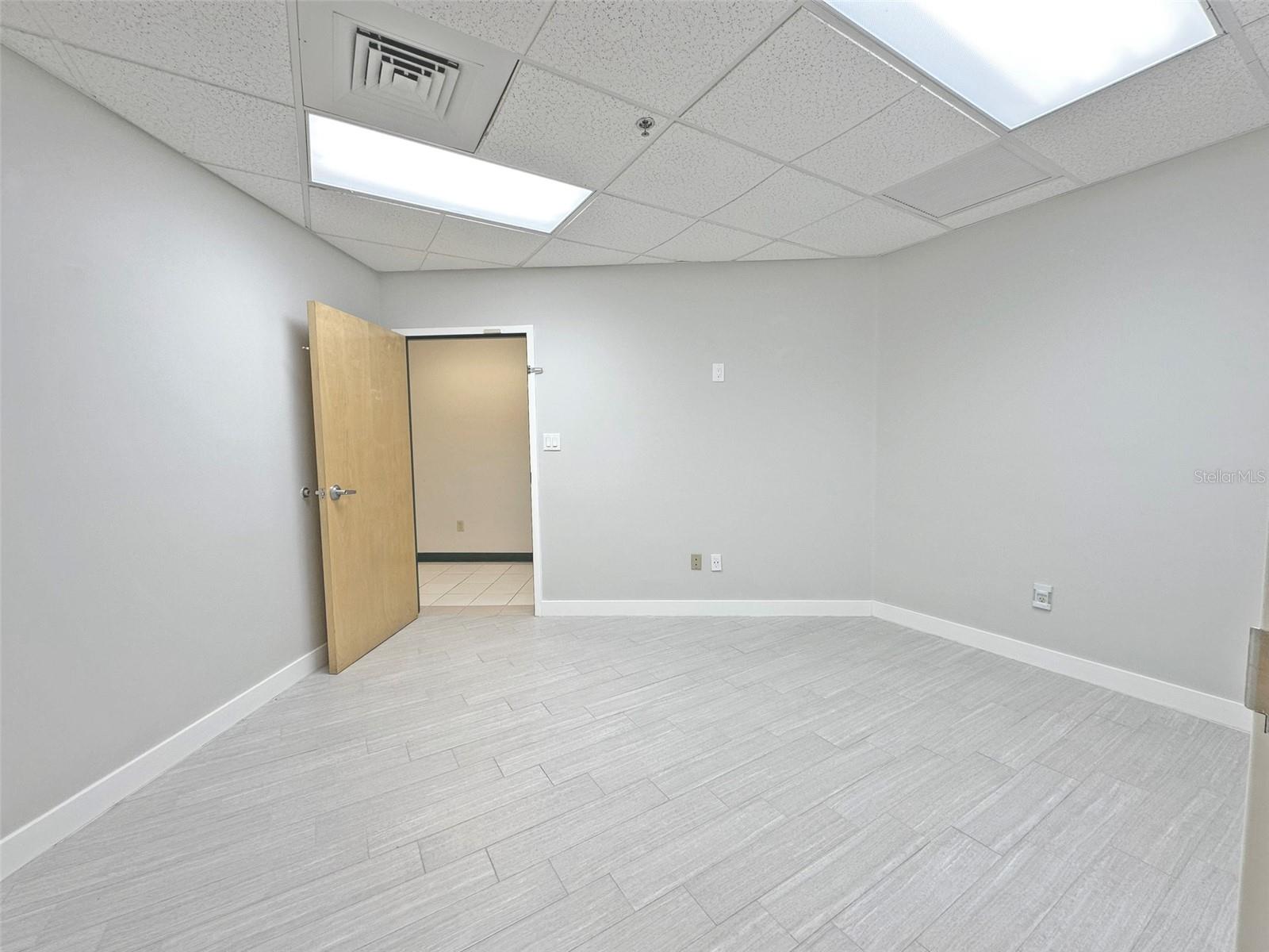 Image 10 of 12 For 7802 Kingspointe Parkway 210
