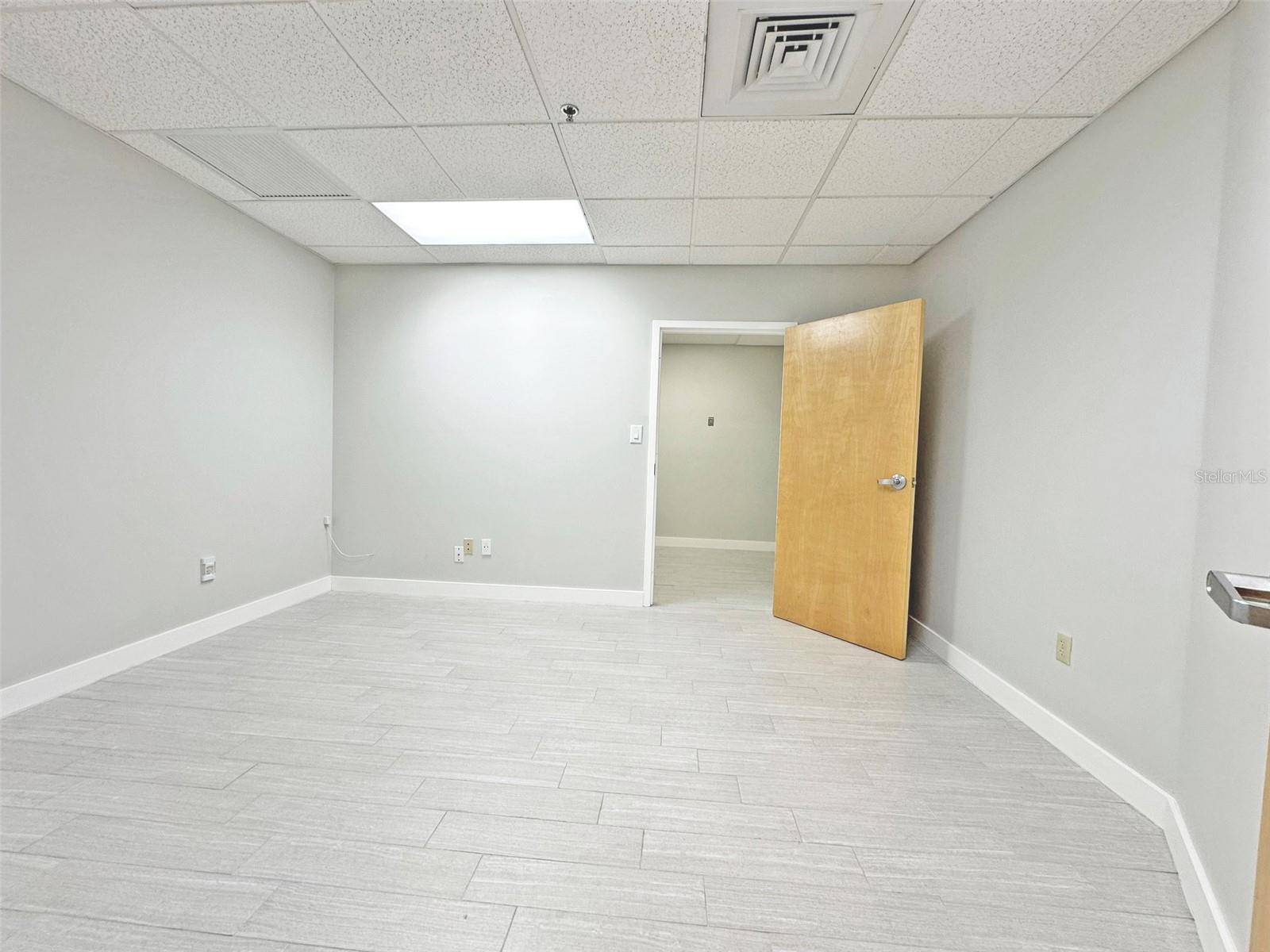 Image 7 of 12 For 7802 Kingspointe Parkway 210