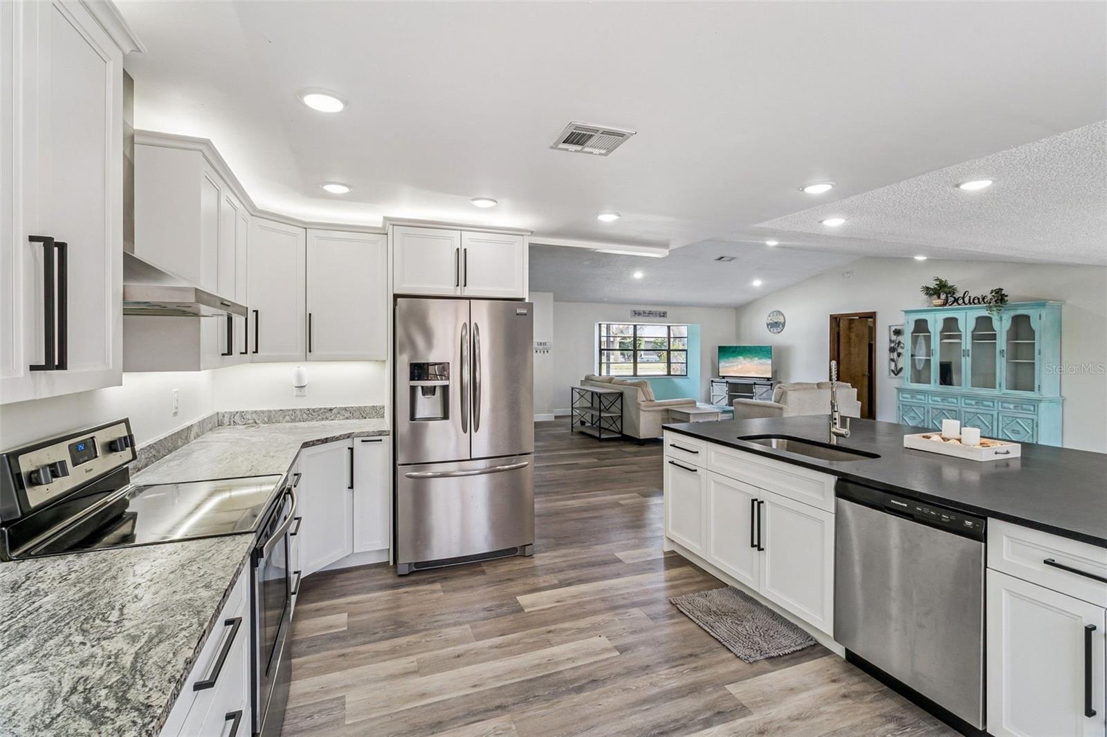 Listing photo id 10 for 870 Croton Road