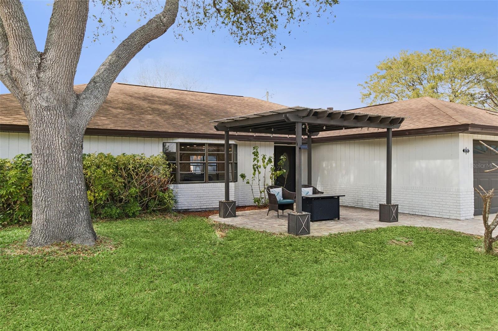 Listing photo id 1 for 870 Croton Road