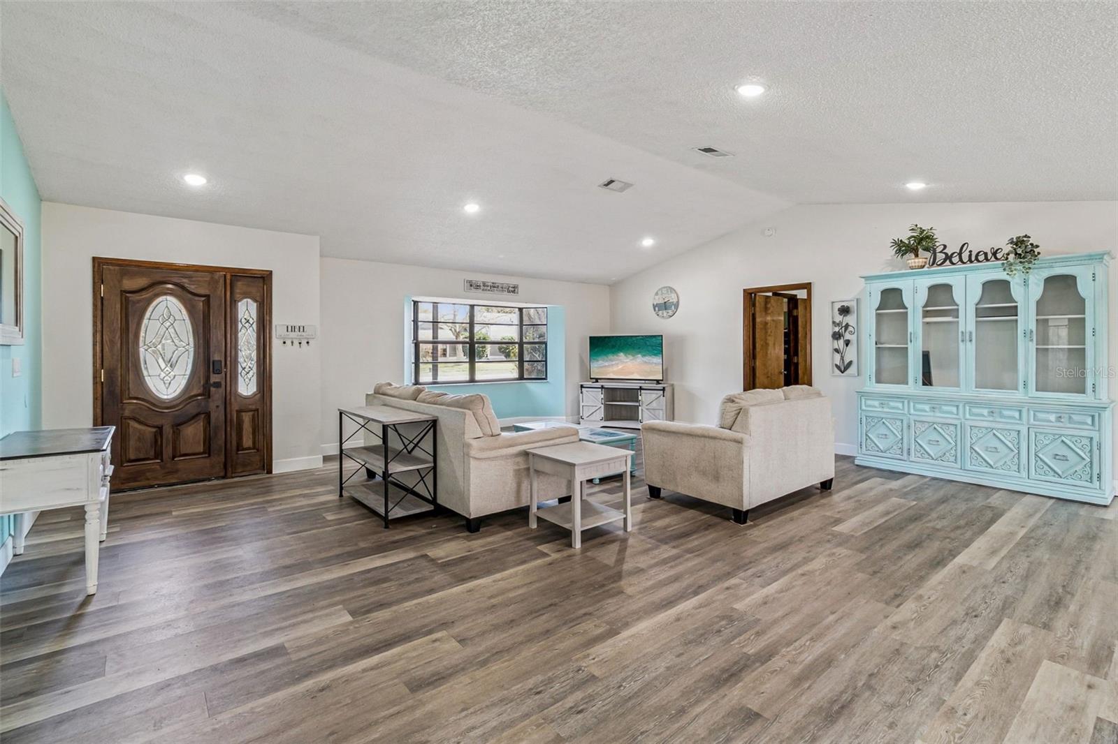 Listing photo id 4 for 870 Croton Road