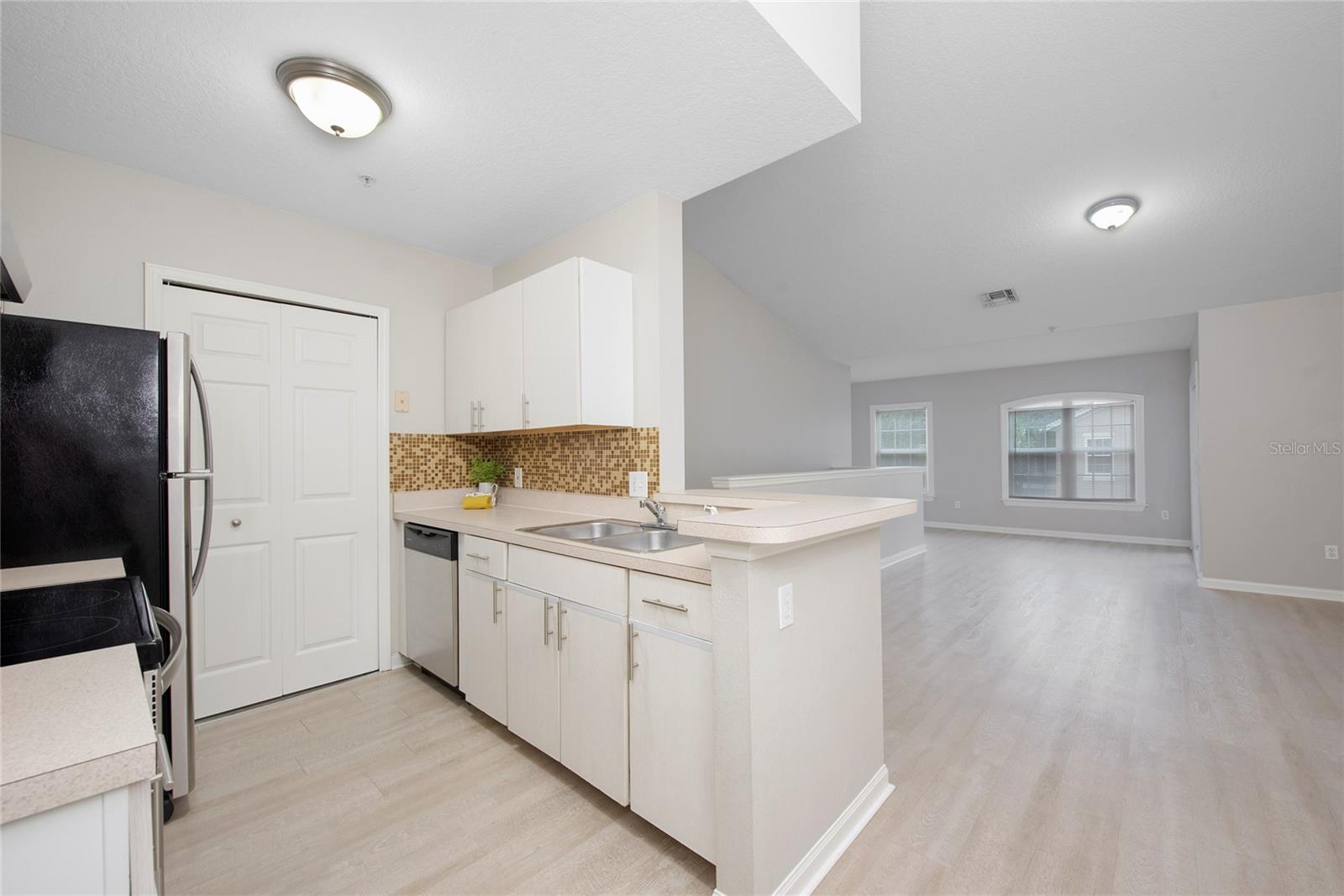 Image 10 of 34 For 6548 Swissco Drive 622