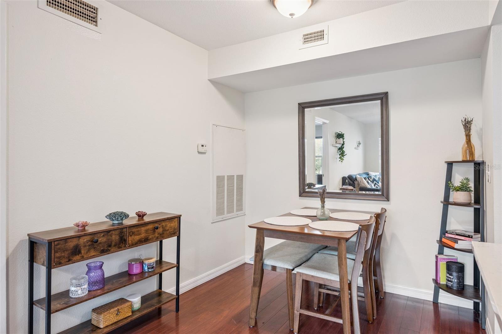 Image 6 of 40 For 3032 Parkway Boulevard 305