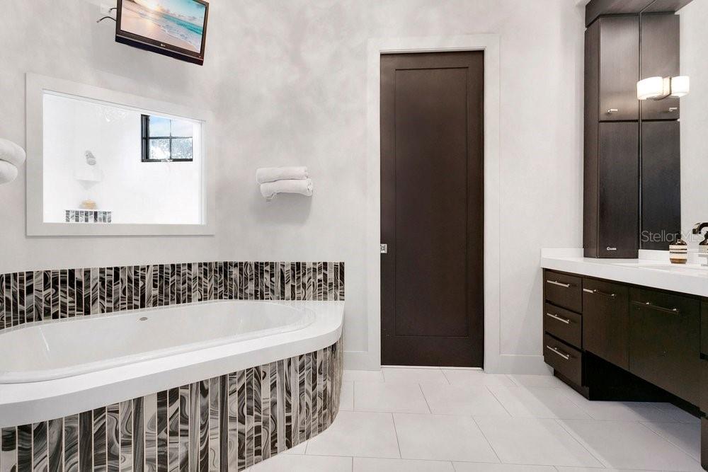 Image 22 of 65 For 2550 Venetian Way