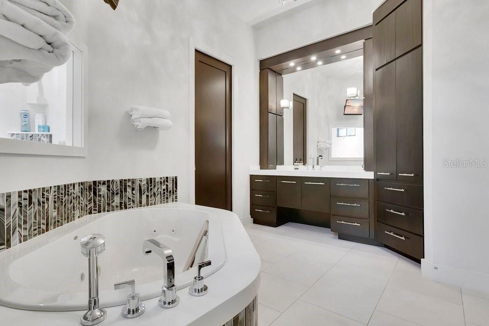 Image 23 of 65 For 2550 Venetian Way