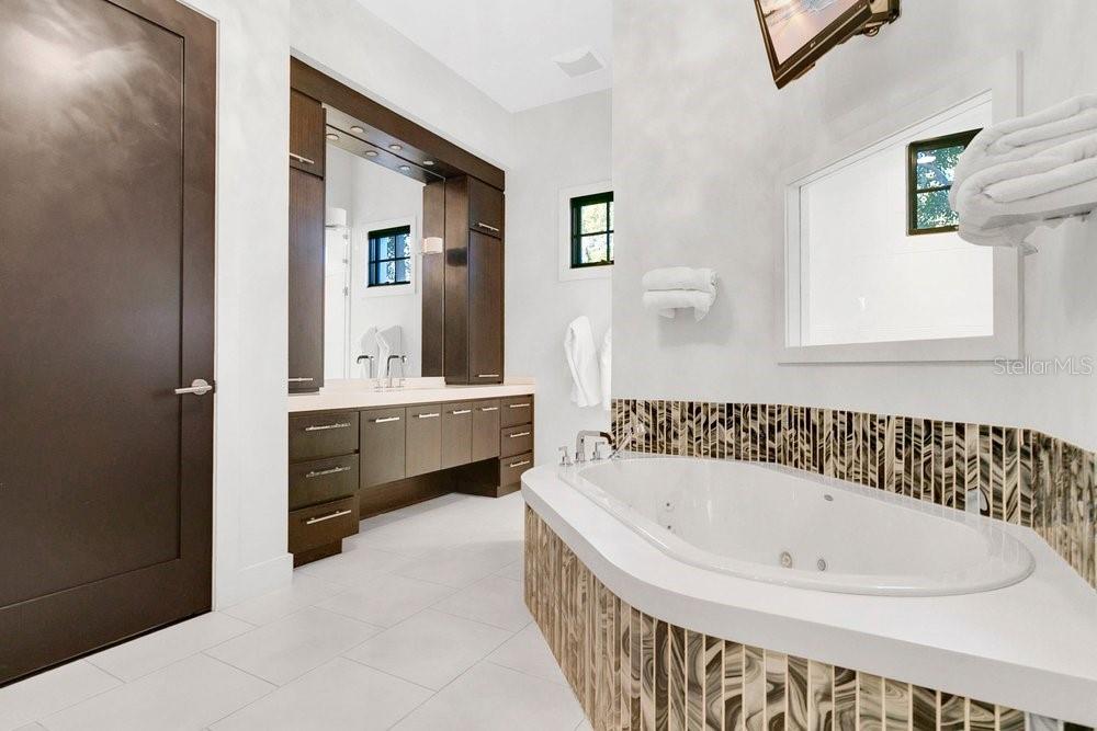 Image 25 of 65 For 2550 Venetian Way