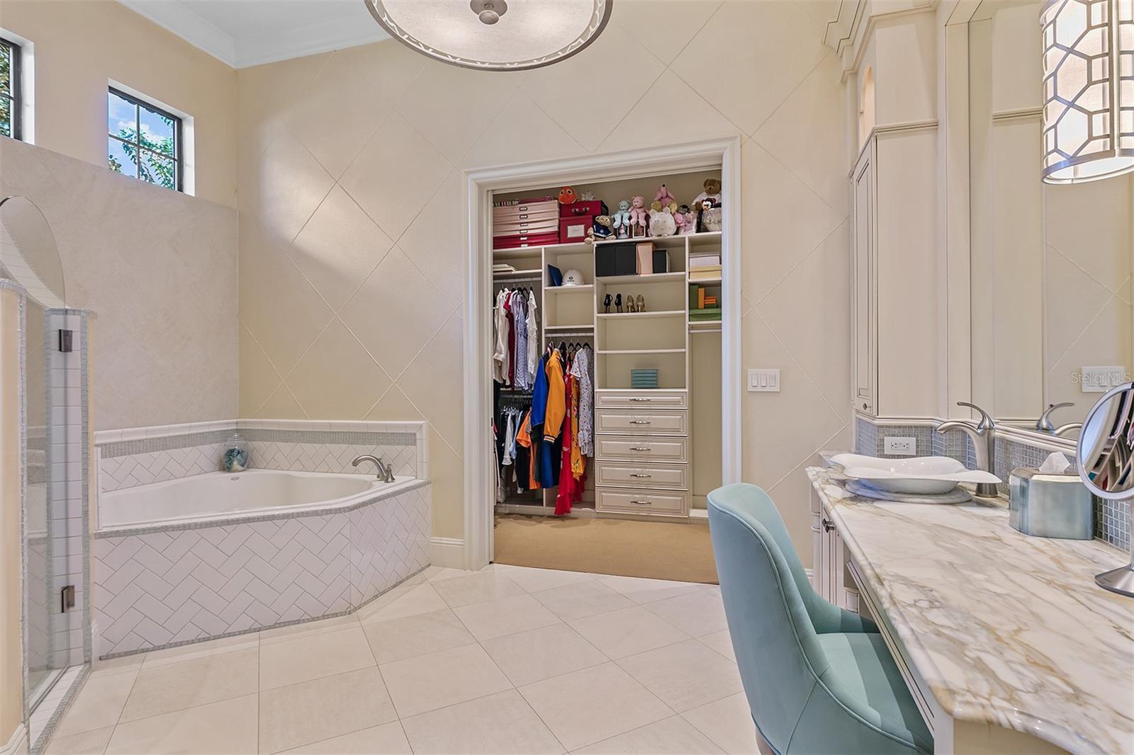 Image 36 of 72 For 6142 Grosvenor Shore Drive