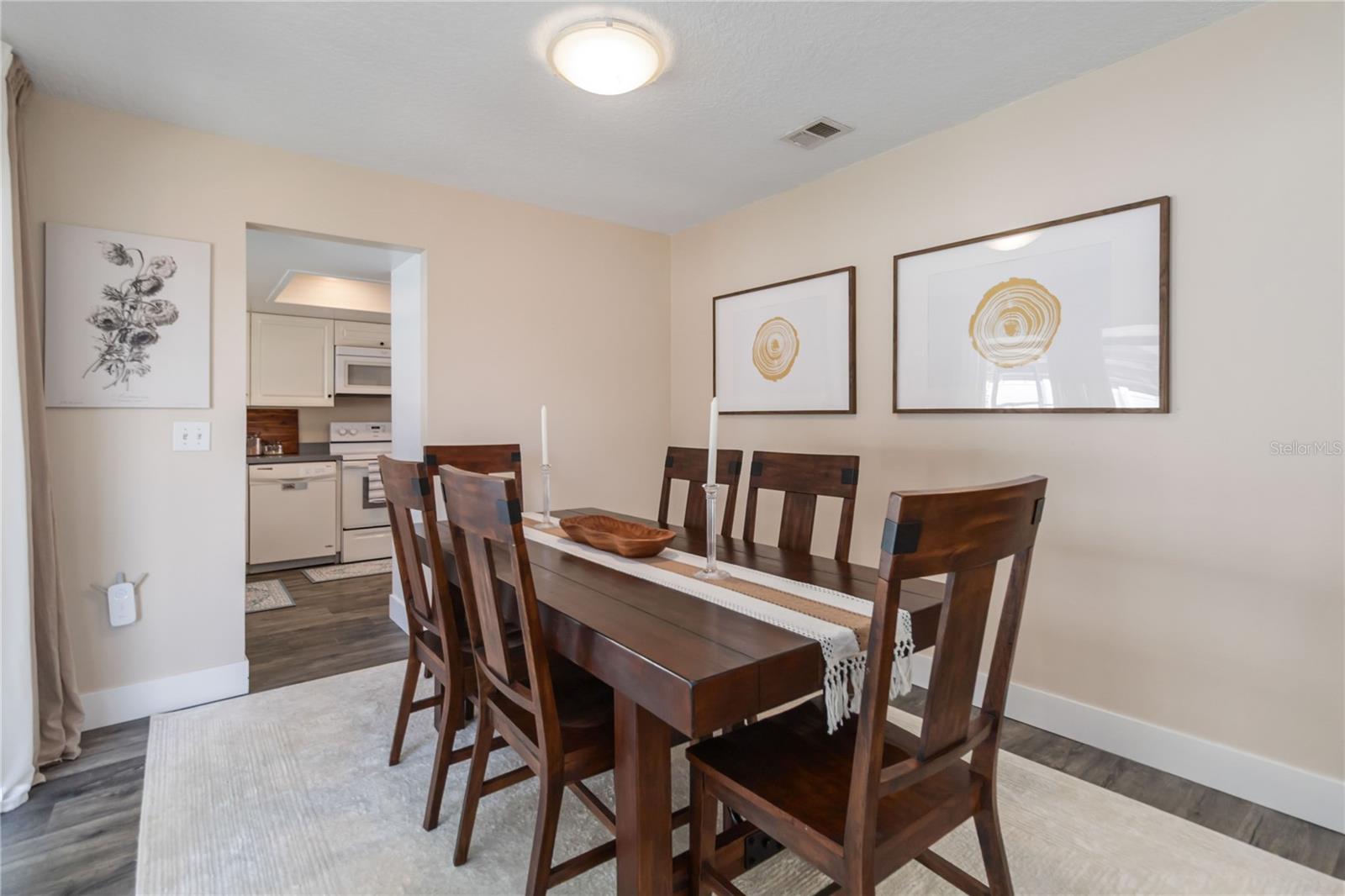 Listing photo id 8 for 621 Aldama Court