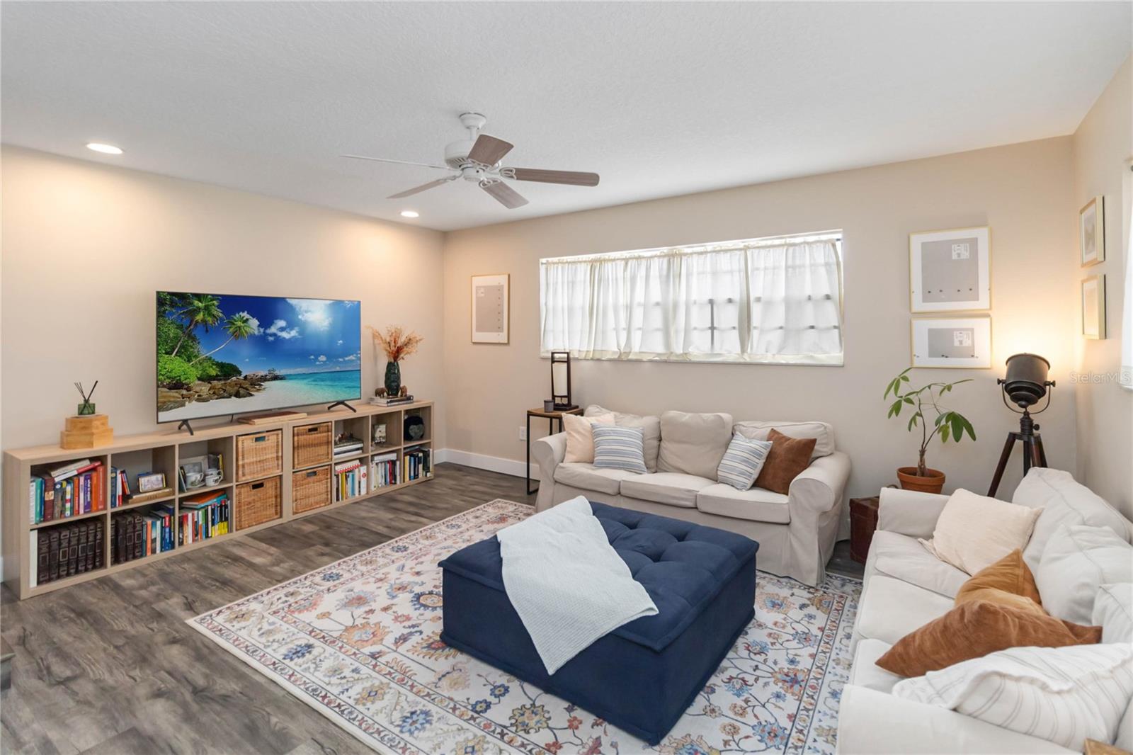 Listing photo id 9 for 621 Aldama Court