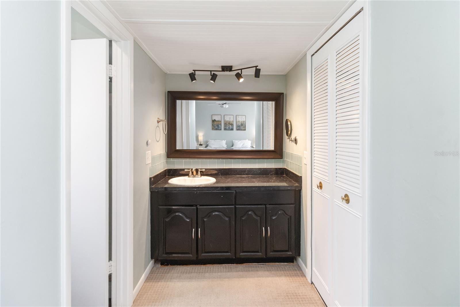 Listing photo id 12 for 621 Aldama Court