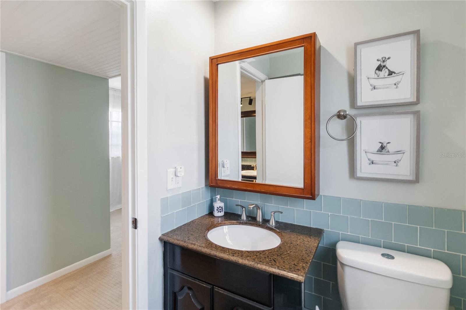 Listing photo id 14 for 621 Aldama Court