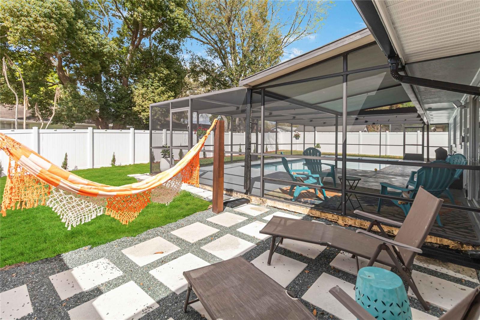 Listing photo id 17 for 621 Aldama Court