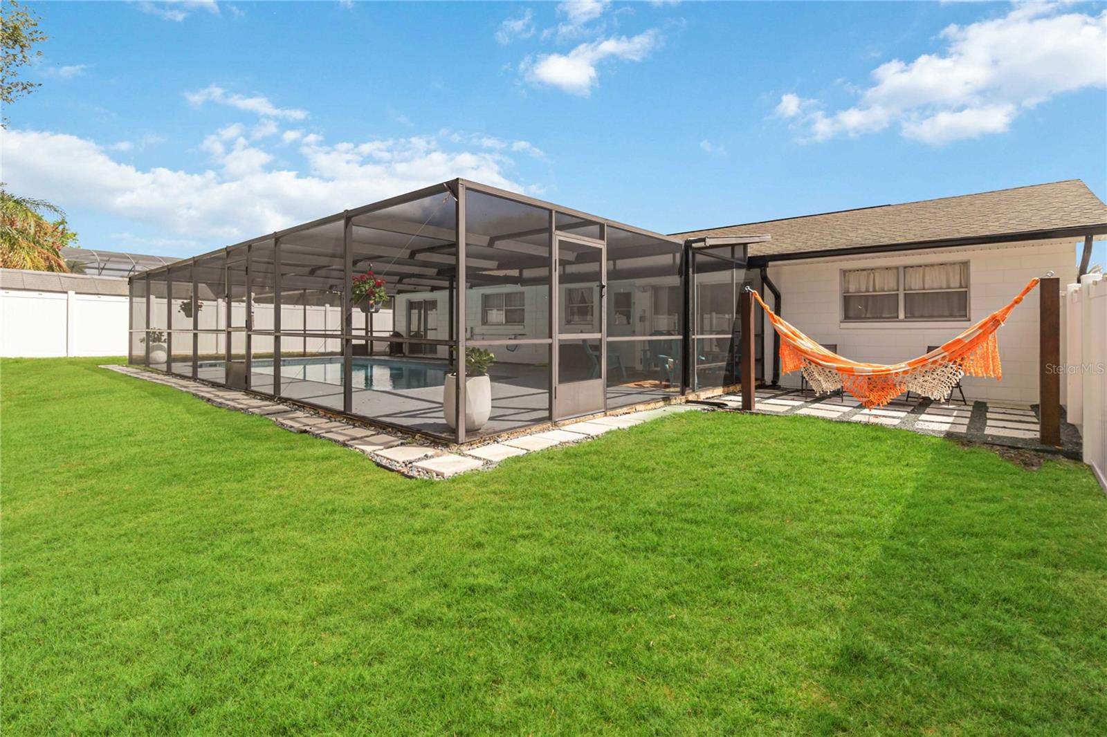 Listing photo id 21 for 621 Aldama Court