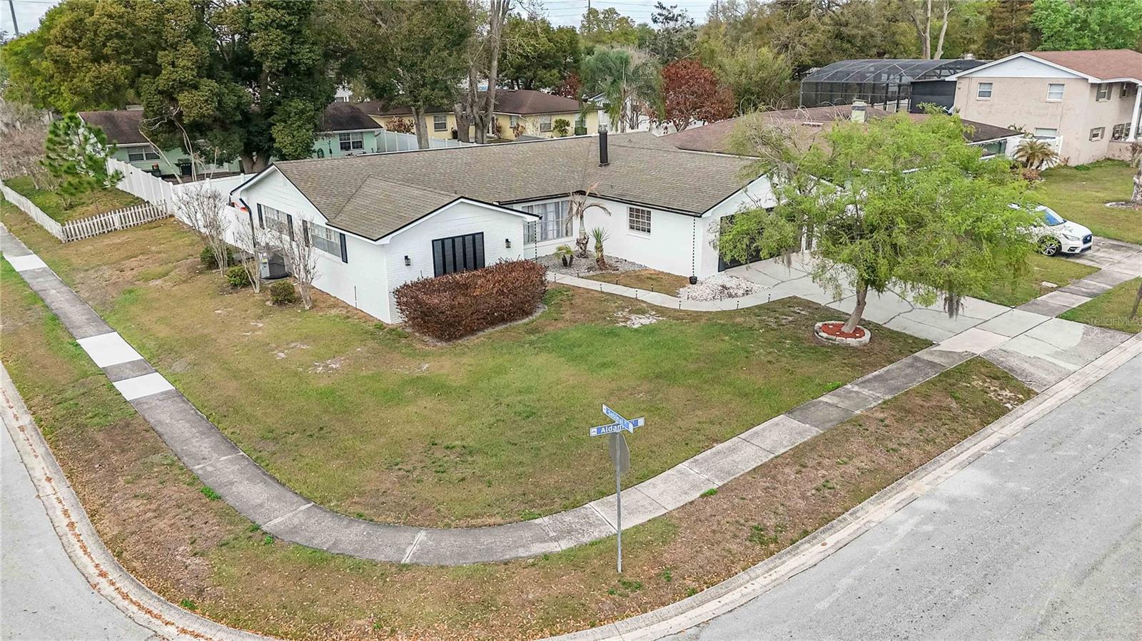 Listing photo id 2 for 621 Aldama Court