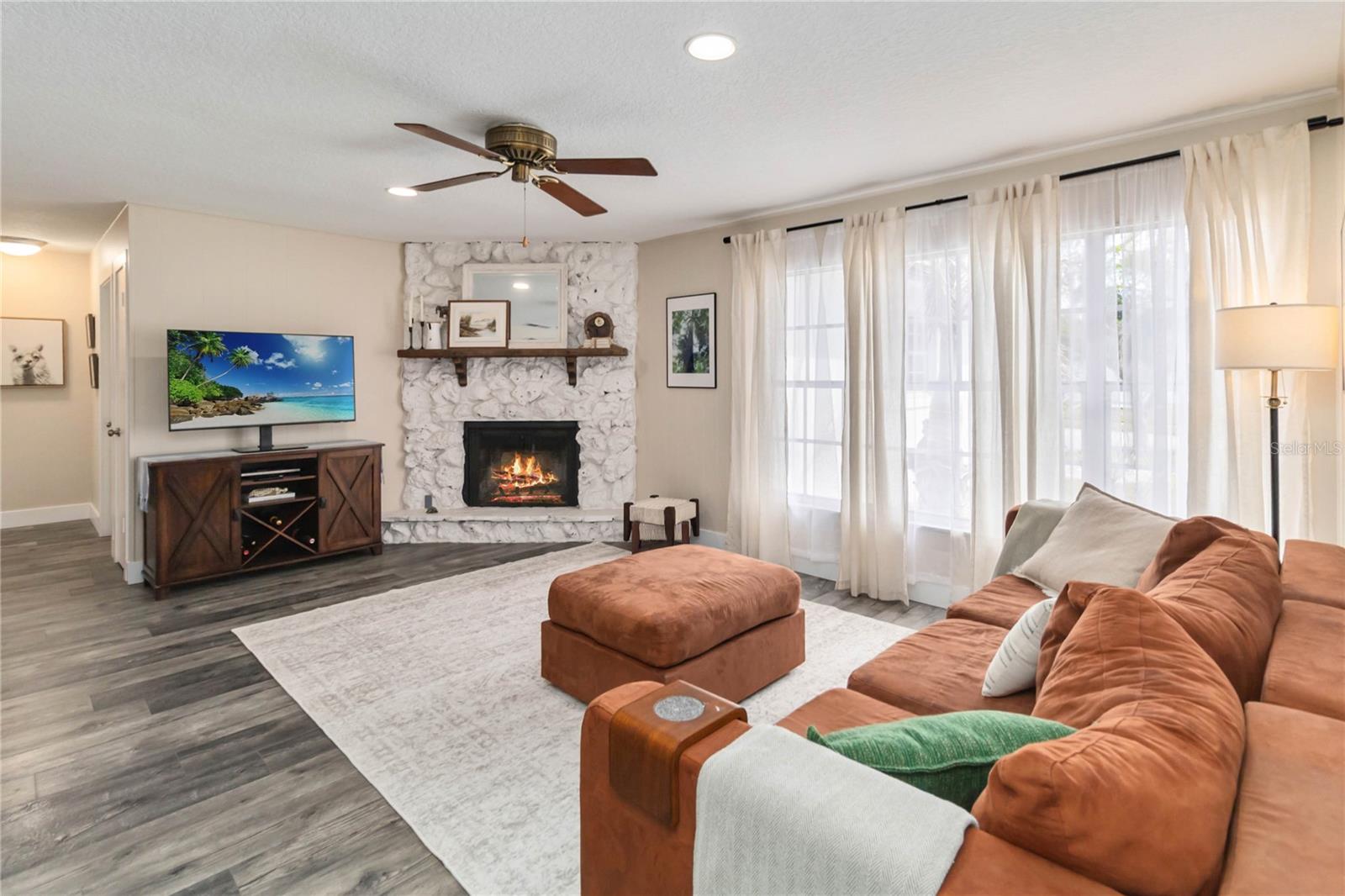 Listing photo id 4 for 621 Aldama Court