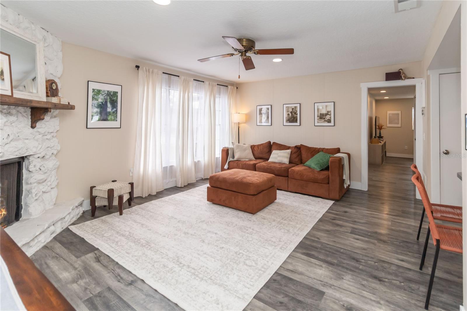 Listing photo id 6 for 621 Aldama Court