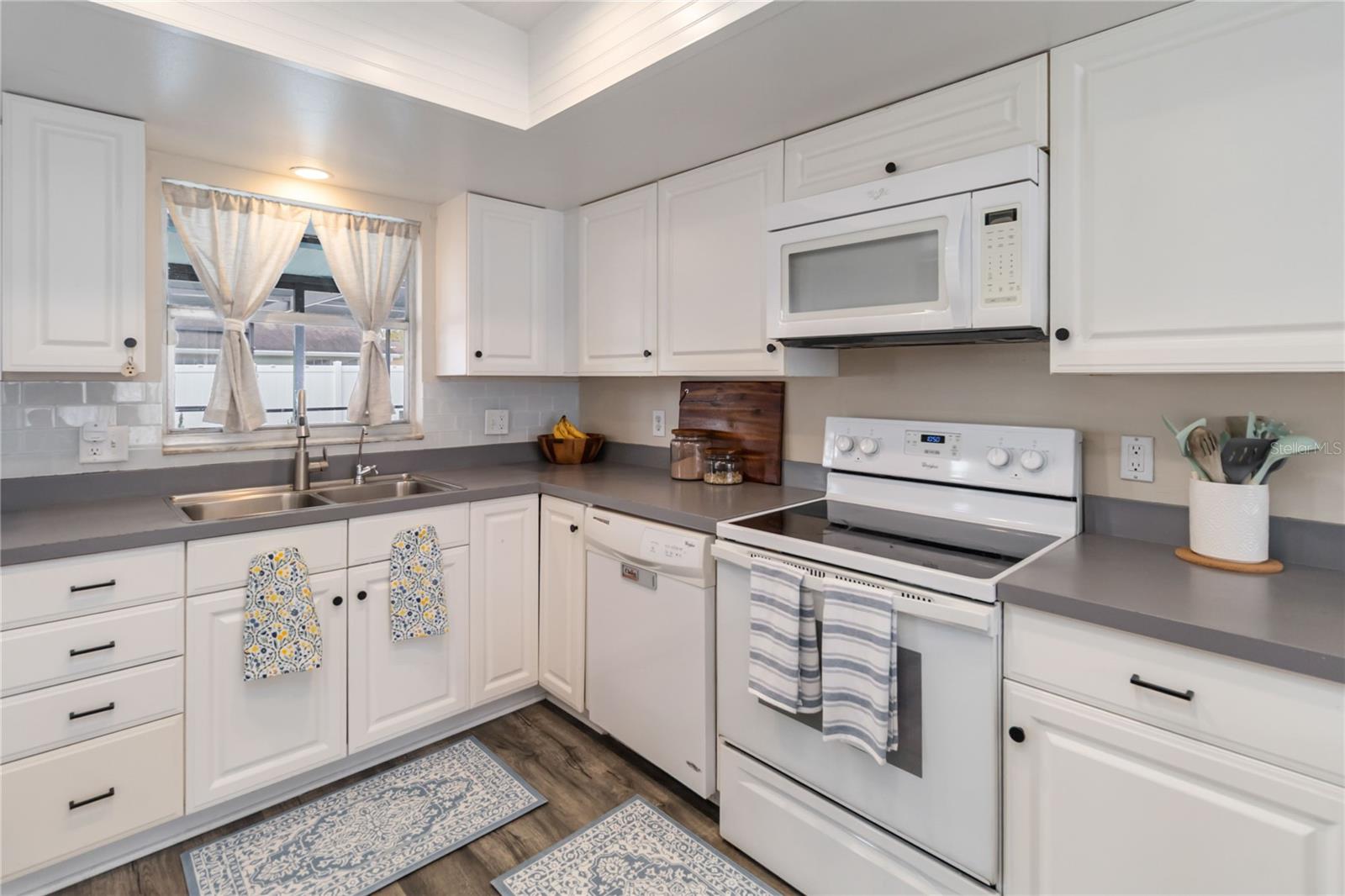 Listing photo id 7 for 621 Aldama Court