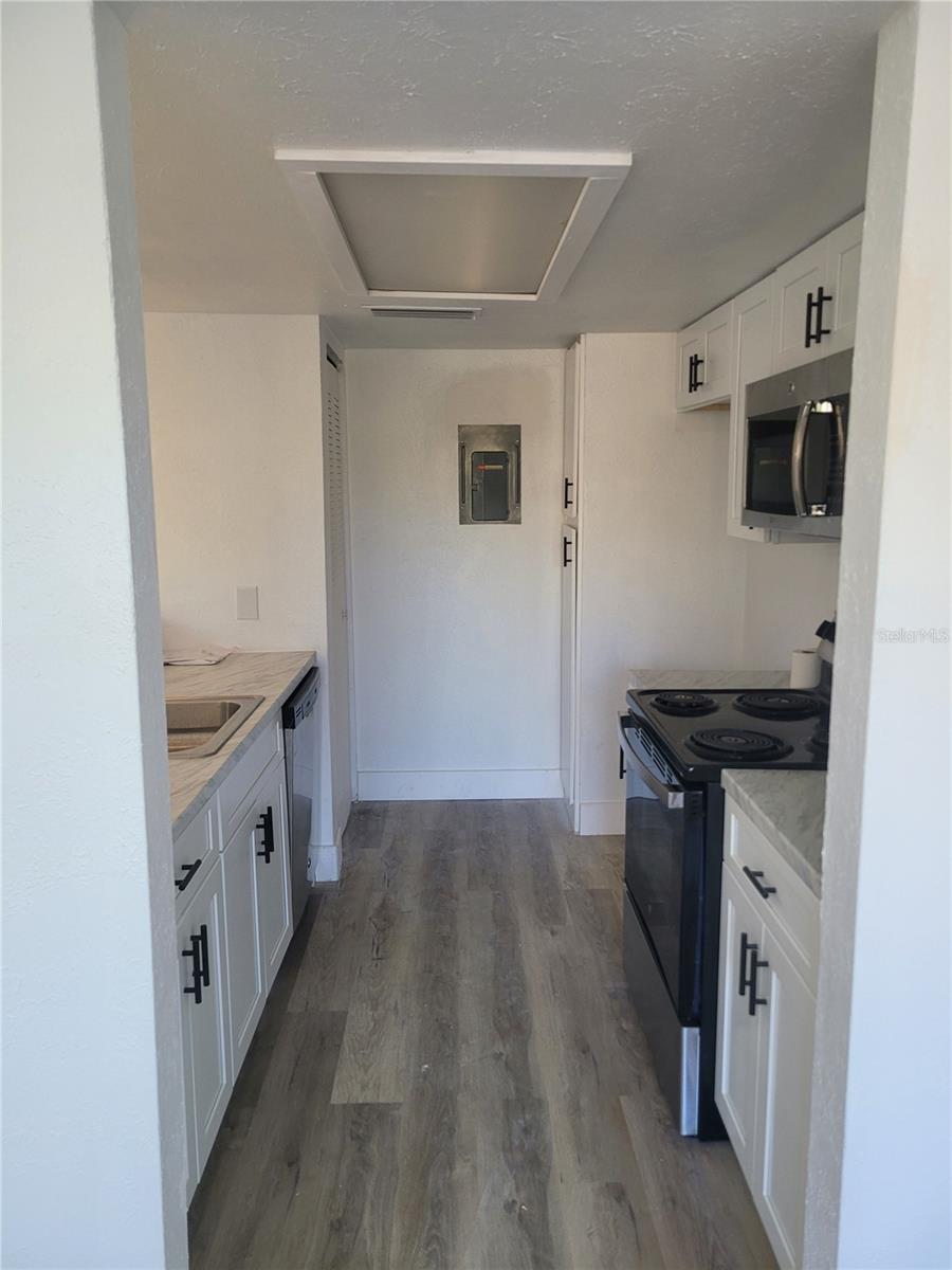 Image 14 of 27 For 3914 Coronation Court 506