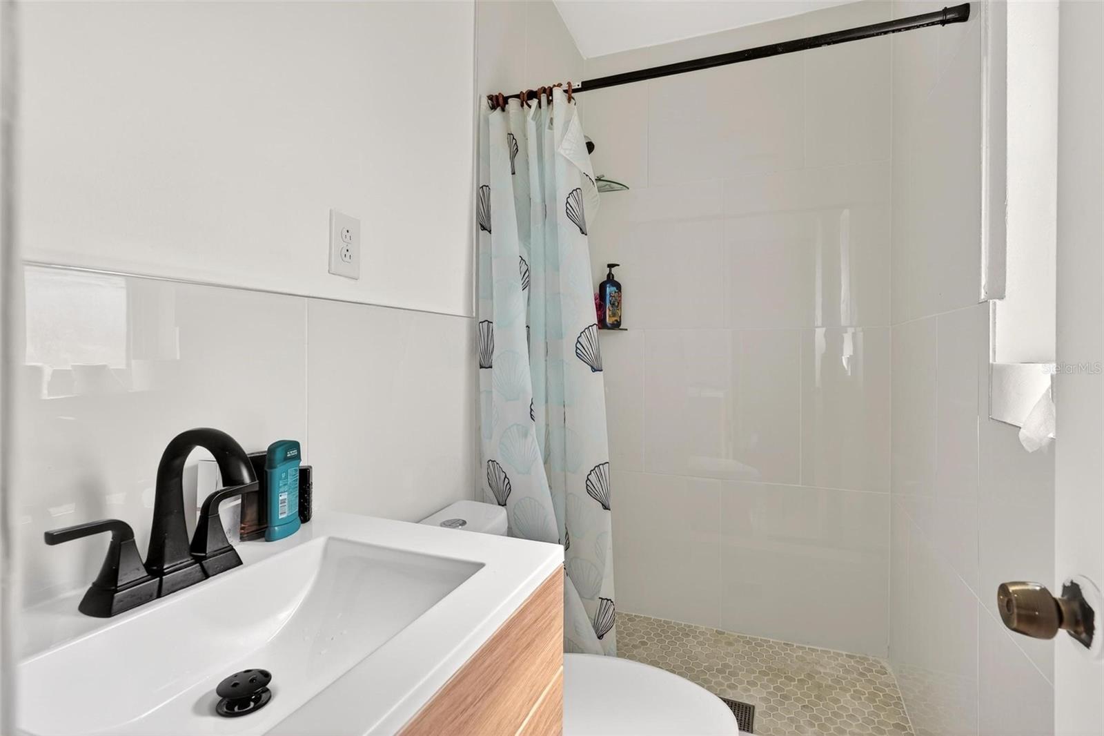 Image 12 of 34 For 410 Santiago Avenue