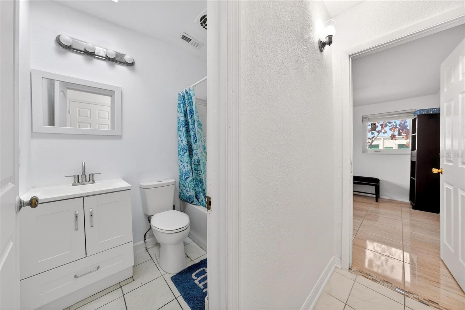 Image 14 of 34 For 410 Santiago Avenue