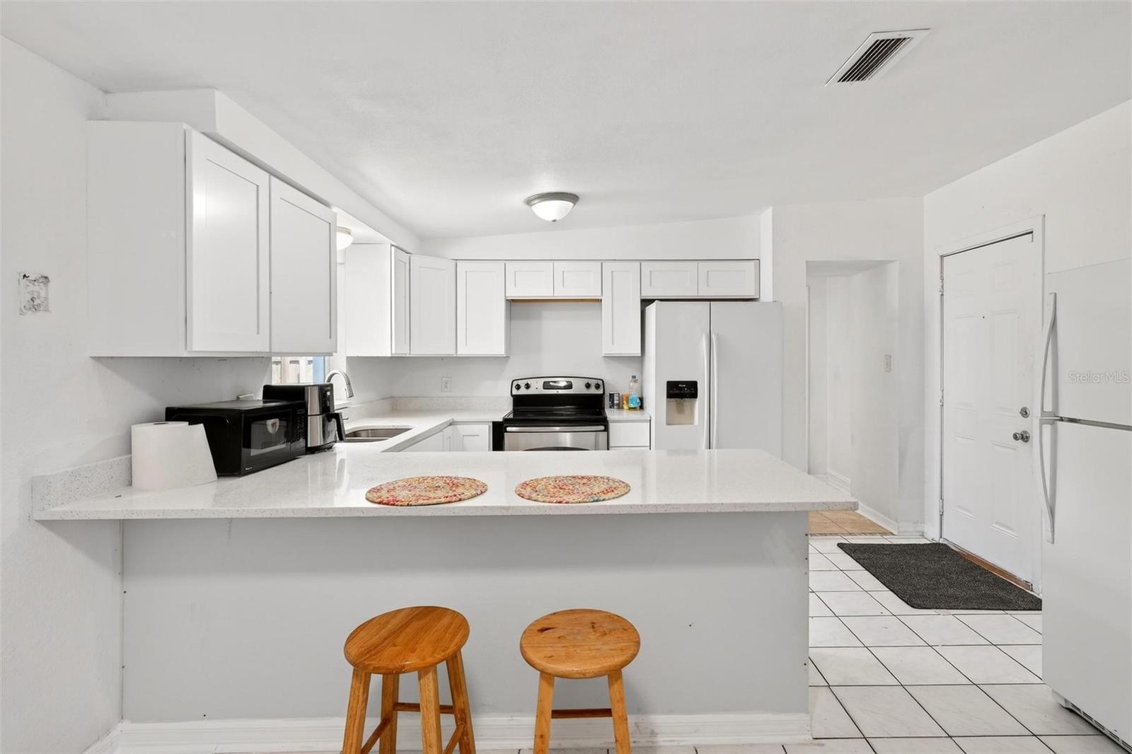 Image 5 of 34 For 410 Santiago Avenue