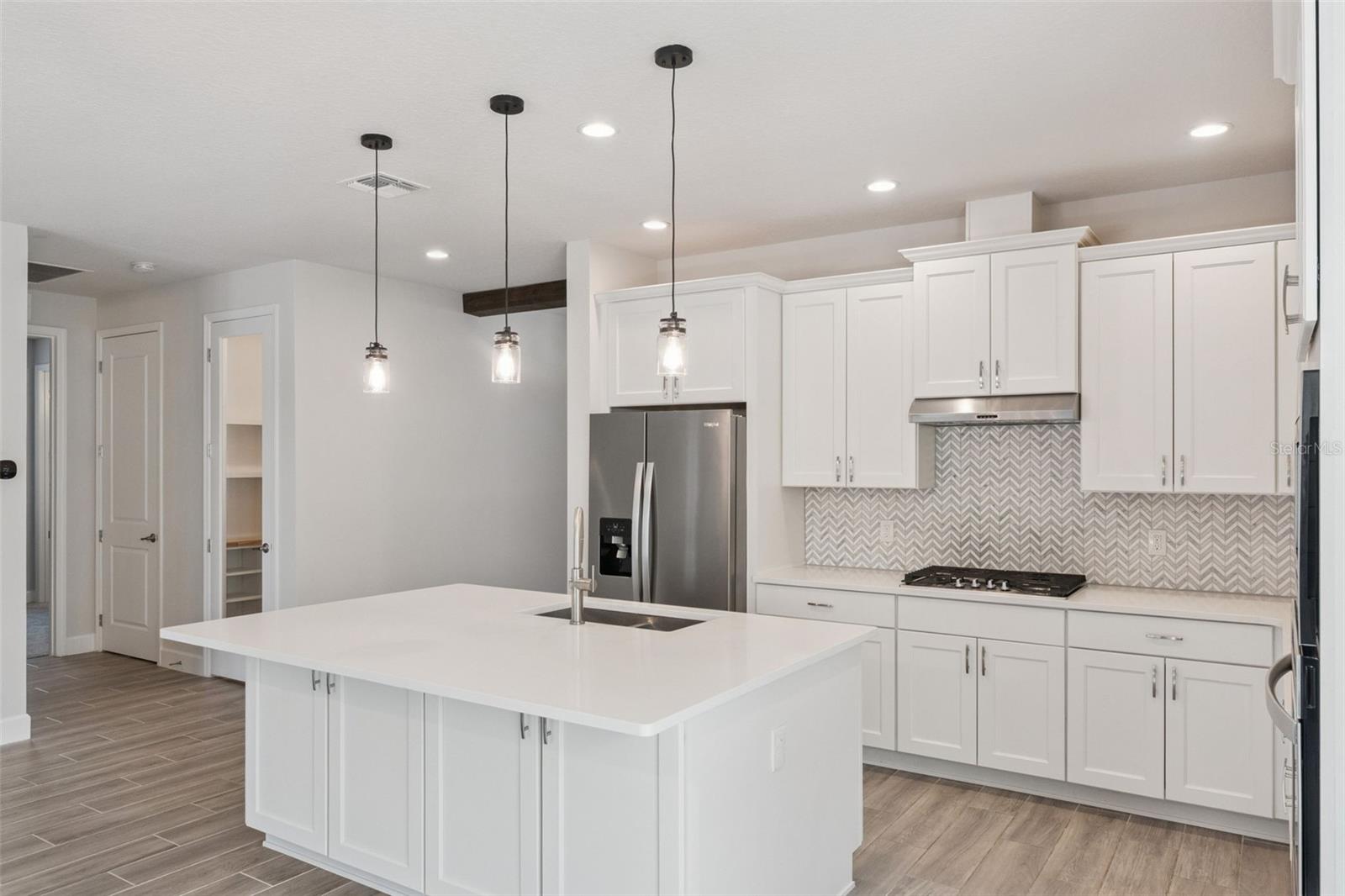 Listing photo id 9 for 2682 Park Ridge Street