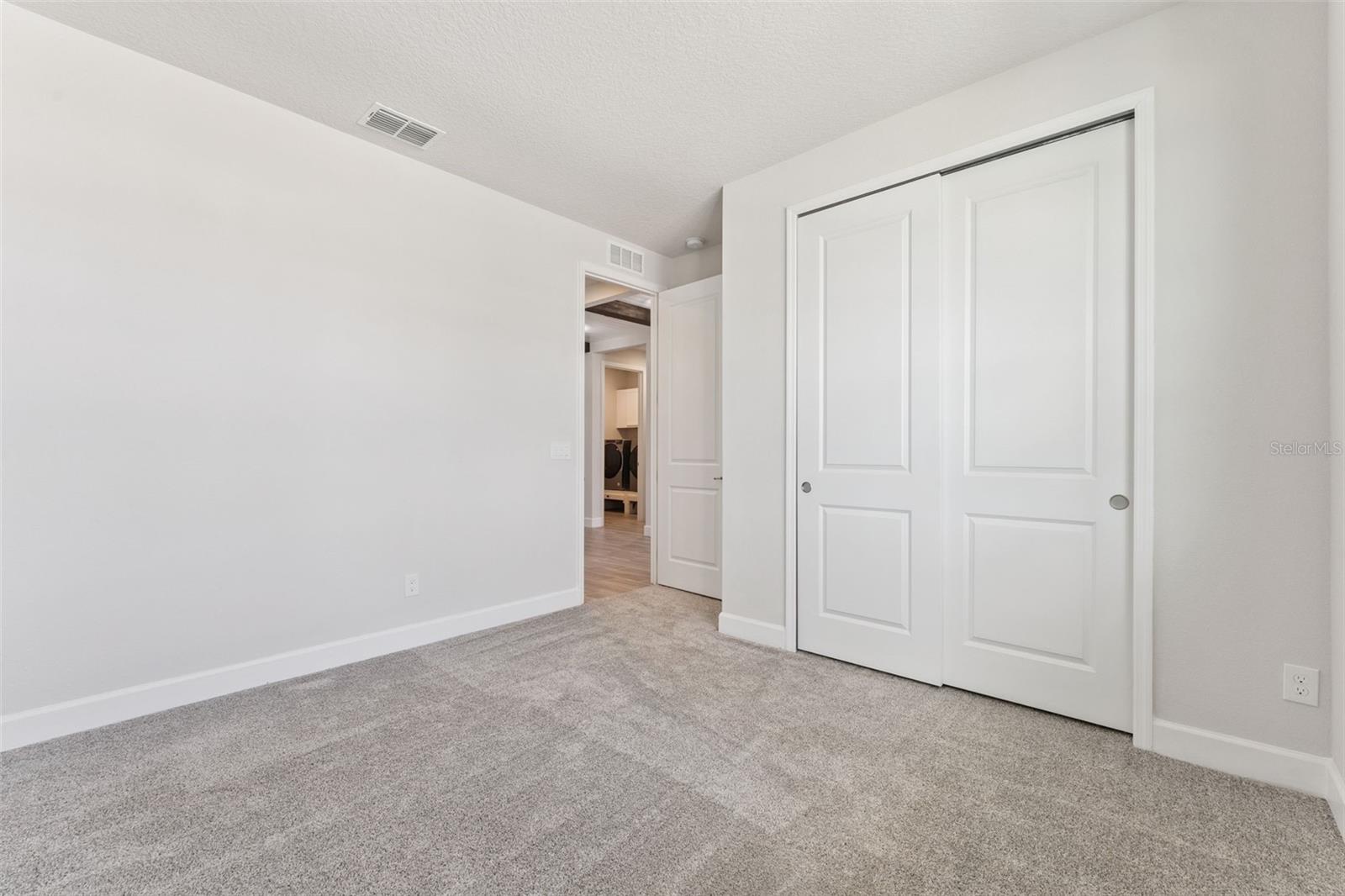 Listing photo id 12 for 2682 Park Ridge Street