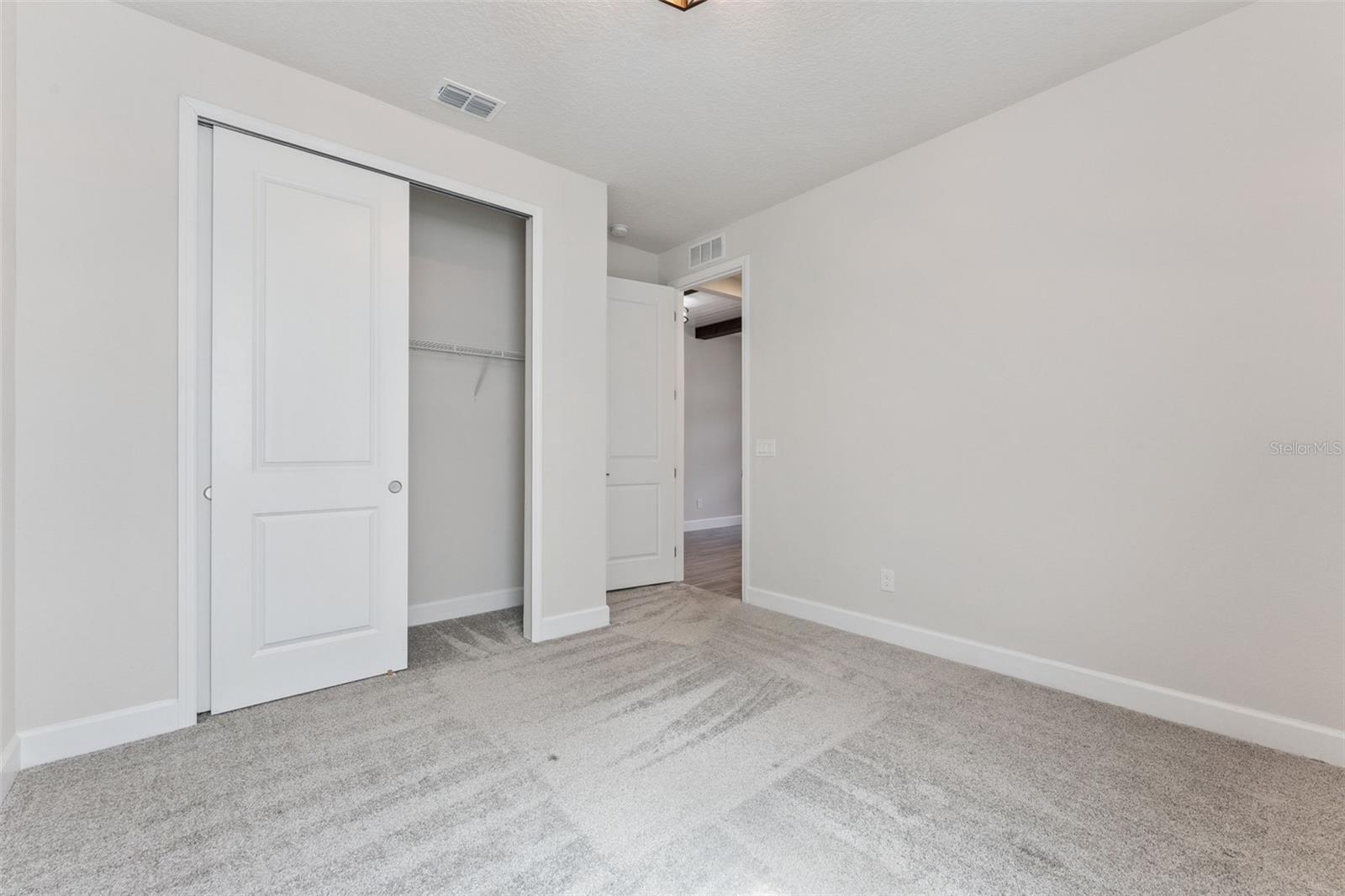 Listing photo id 14 for 2682 Park Ridge Street