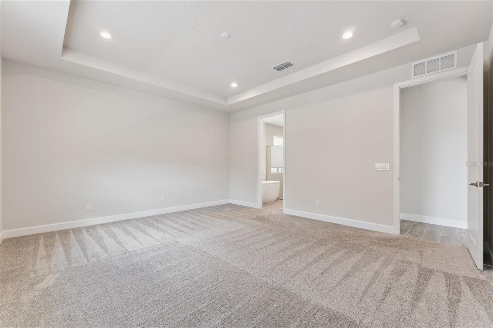 Listing photo id 17 for 2682 Park Ridge Street