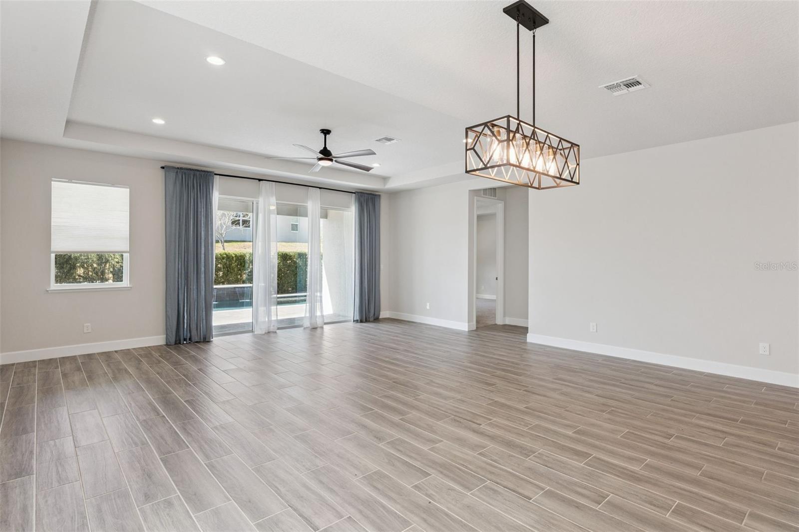 Listing photo id 3 for 2682 Park Ridge Street