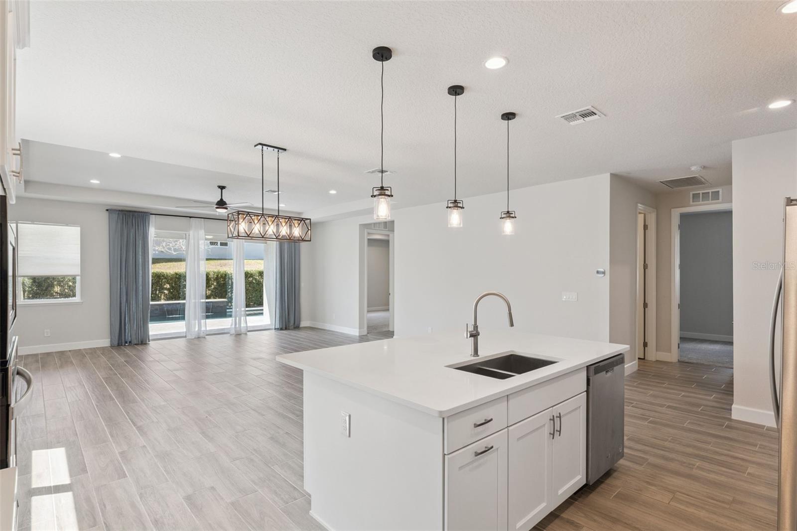 Listing photo id 6 for 2682 Park Ridge Street