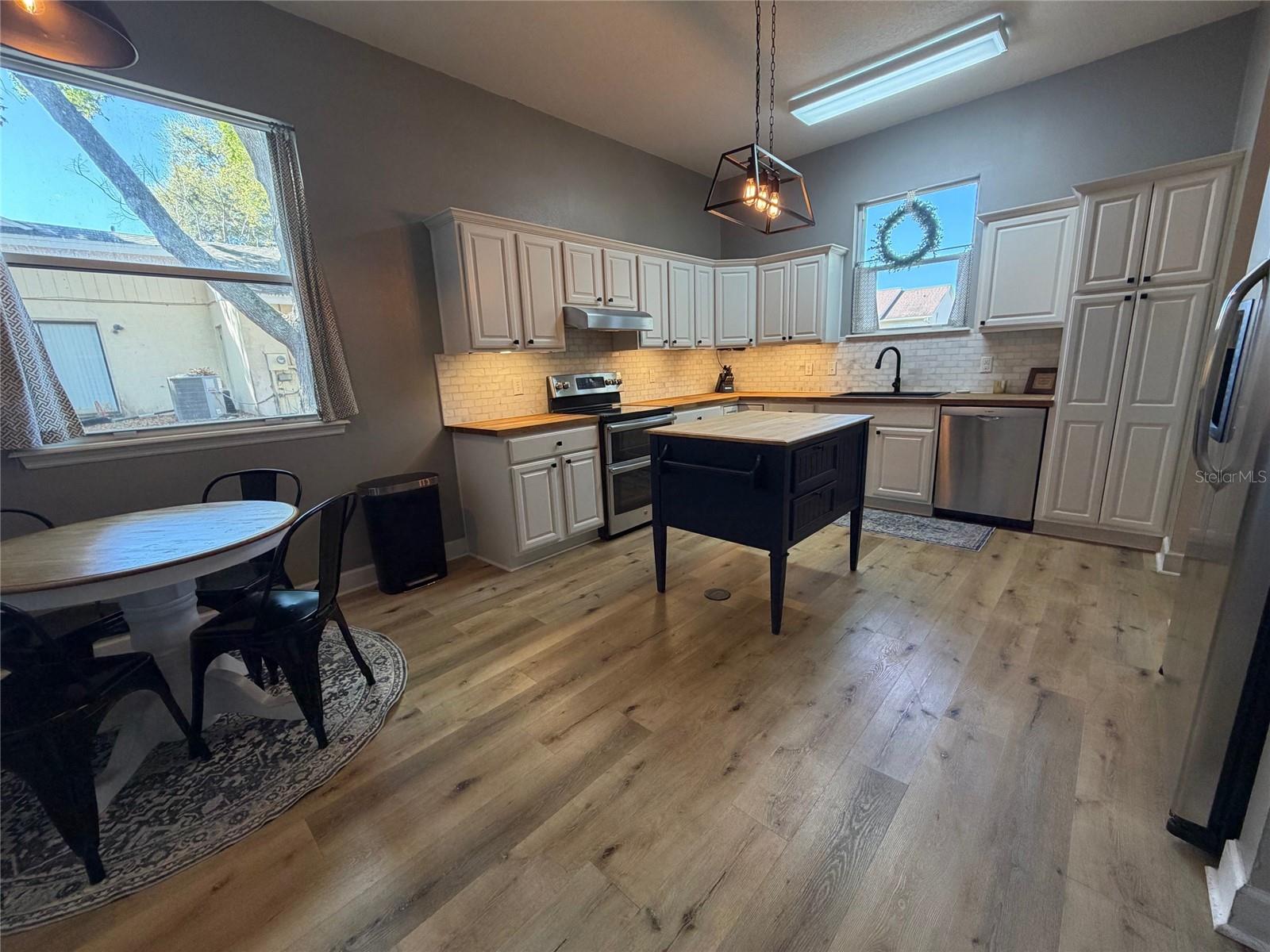 Image 19 of 52 For 1527 Dess Drive