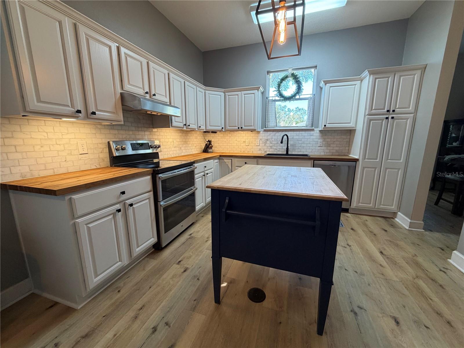 Image 20 of 52 For 1527 Dess Drive