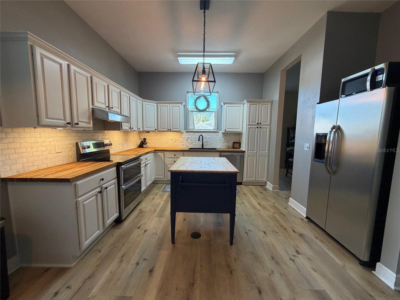 Image 21 of 52 For 1527 Dess Drive