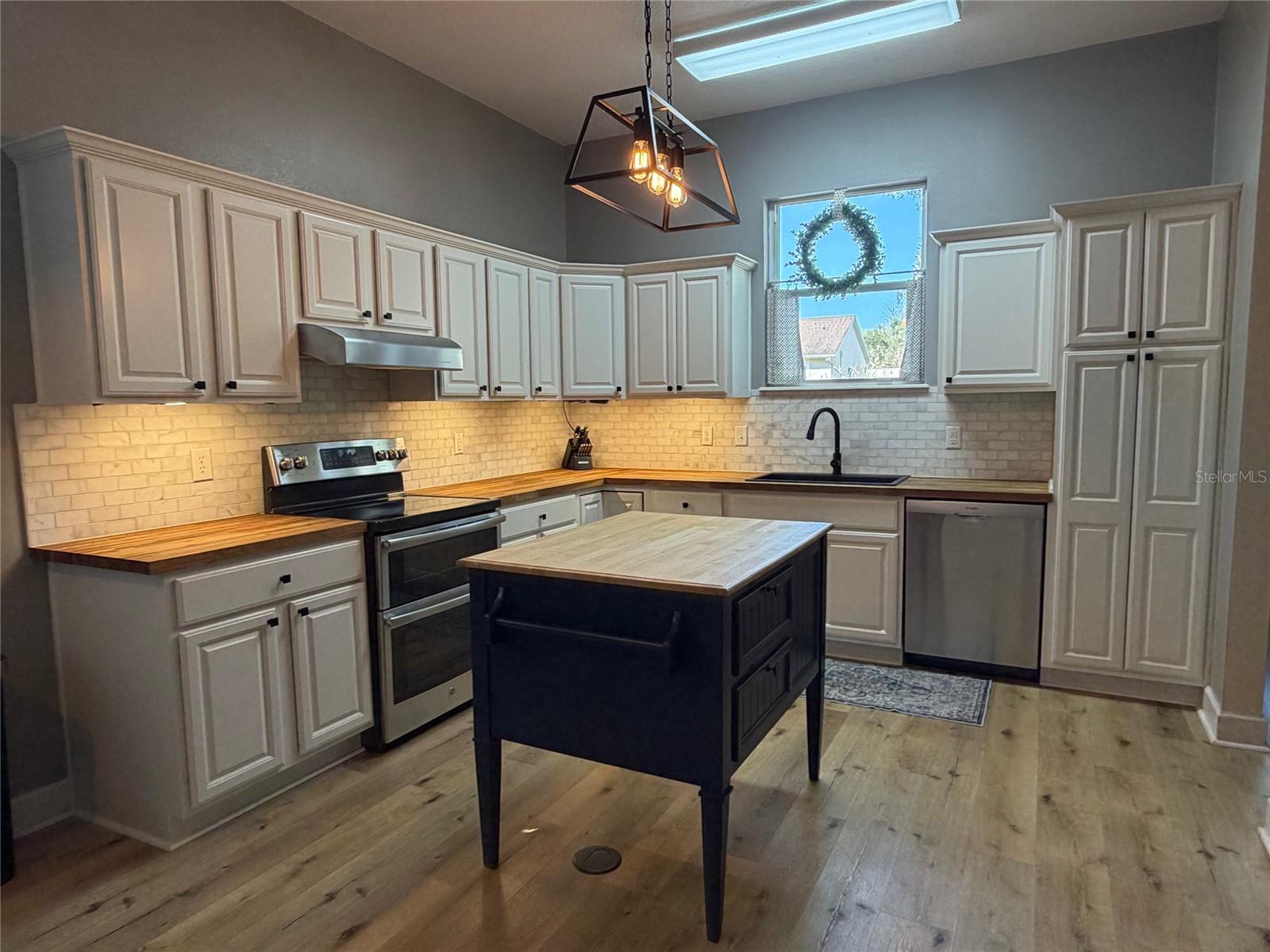 Image 22 of 52 For 1527 Dess Drive