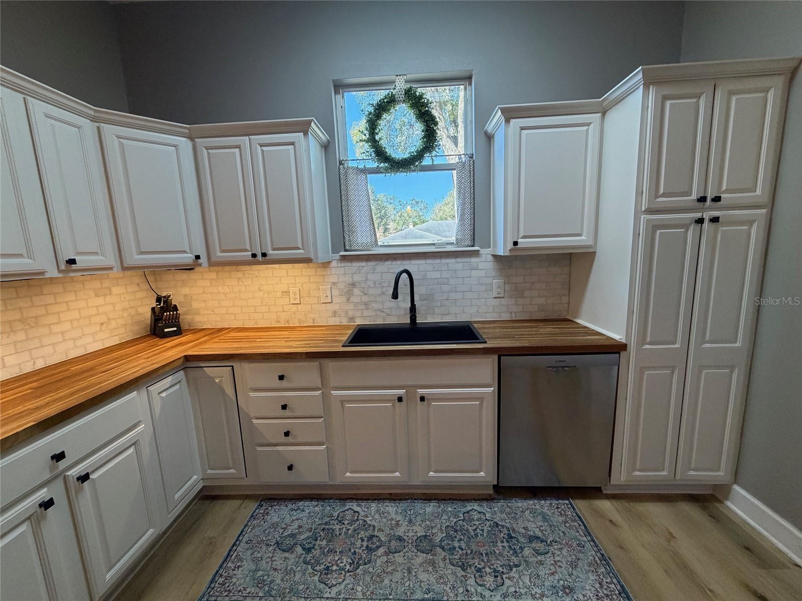 Image 23 of 52 For 1527 Dess Drive