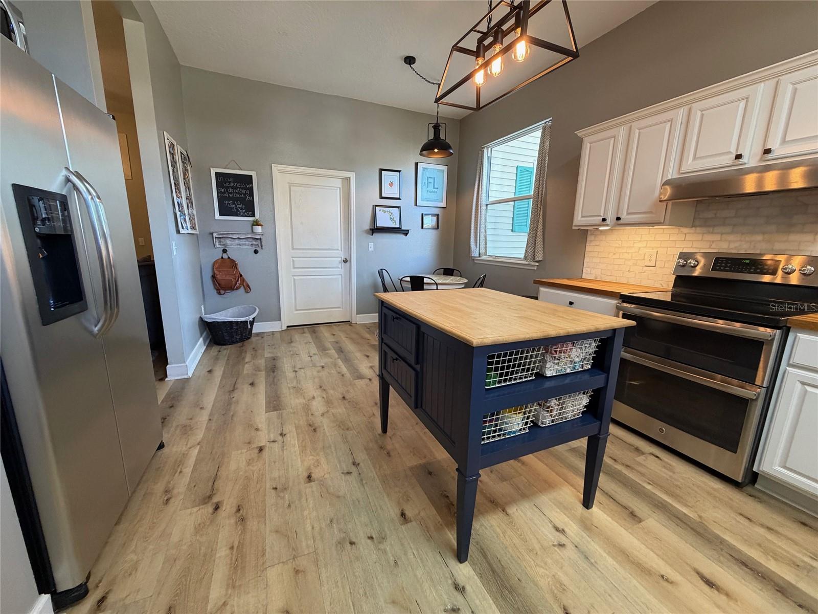 Image 24 of 52 For 1527 Dess Drive