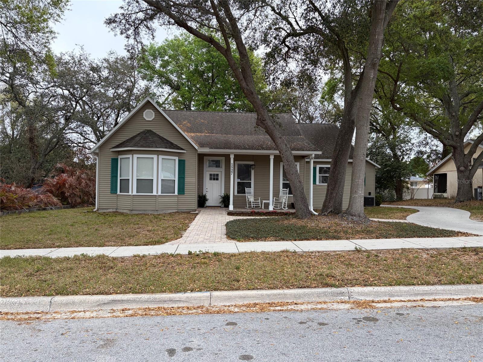 Image 4 of 52 For 1527 Dess Drive