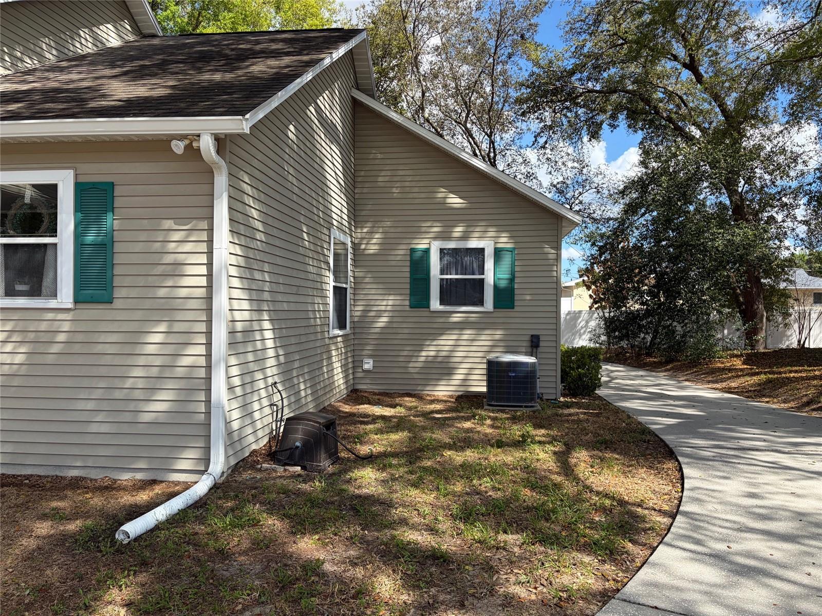 Image 8 of 52 For 1527 Dess Drive