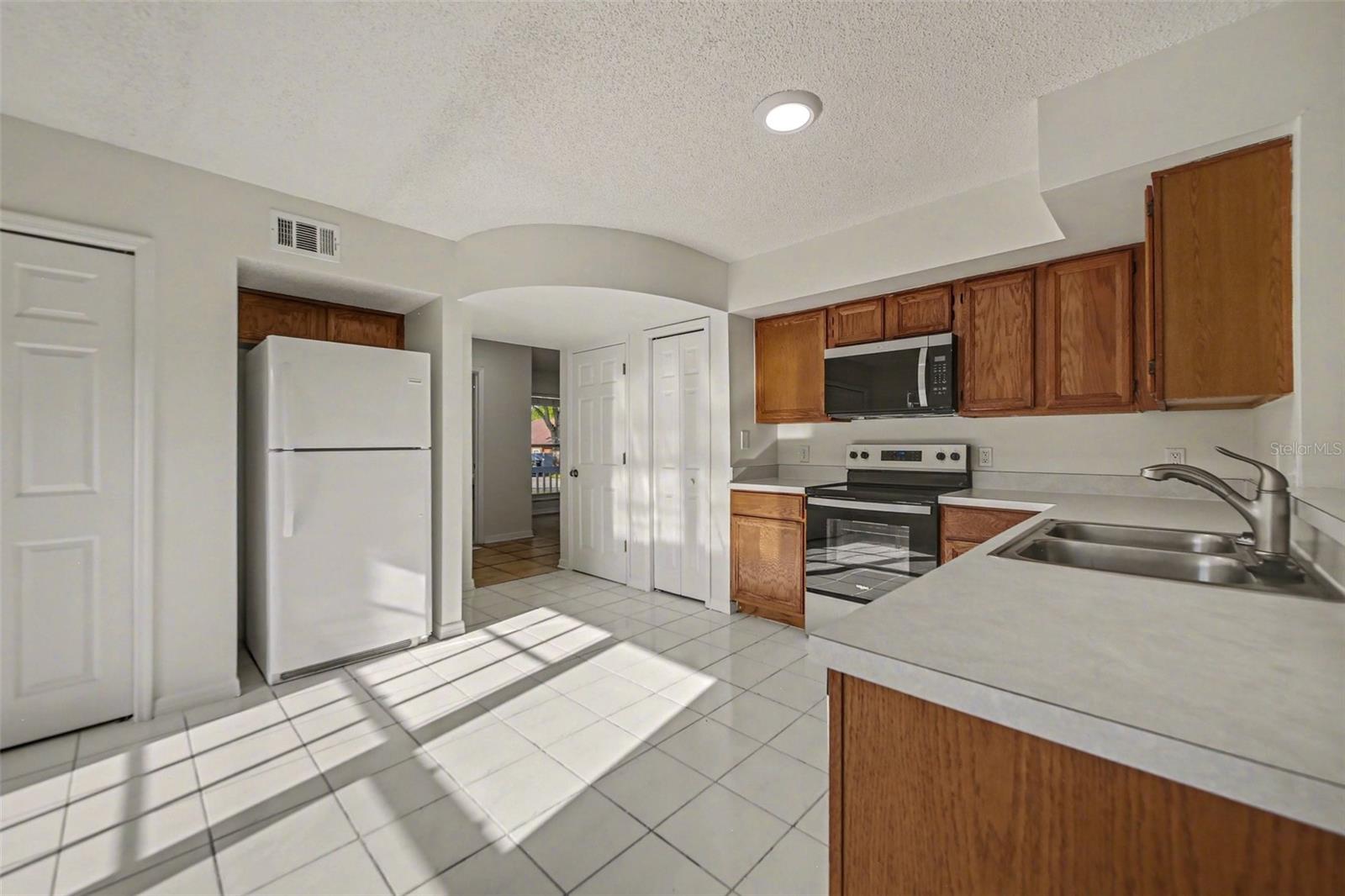 Image 5 of 15 For 1054 Royal Oaks Drive