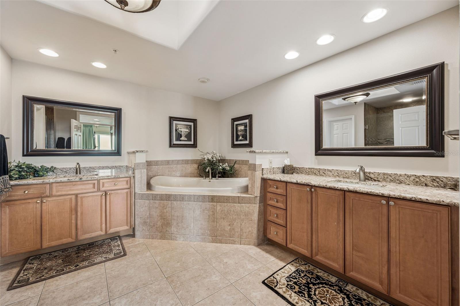 Image 25 of 51 For 8767 The Esplanade  44