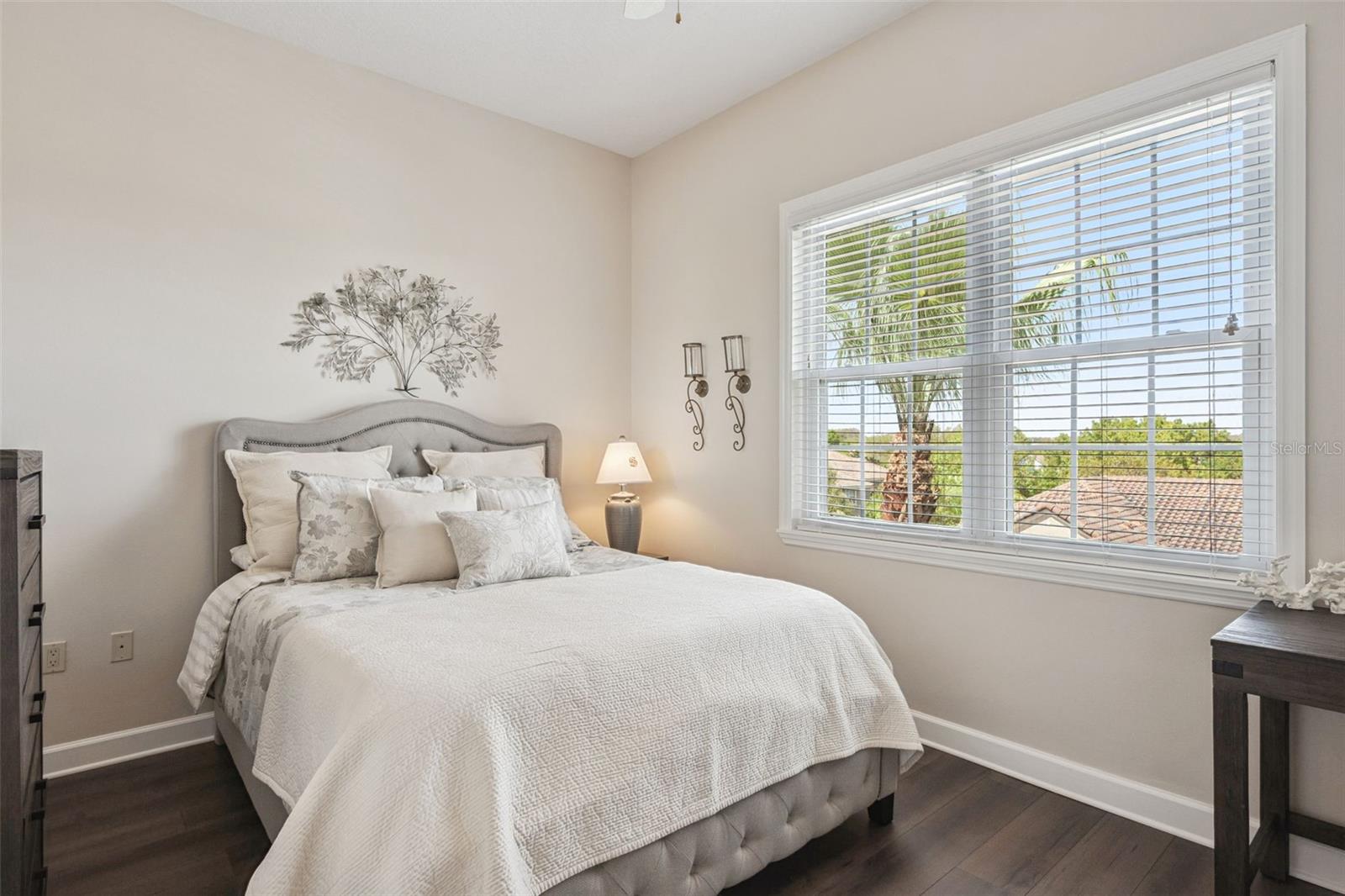 Image 30 of 51 For 8767 The Esplanade  44