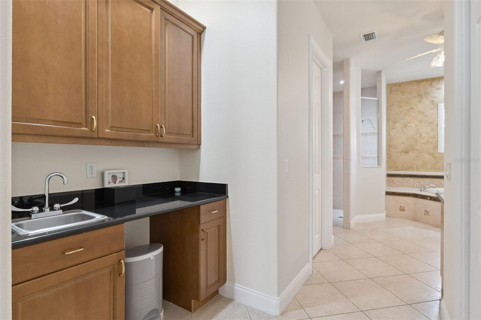 Listing photo id 15 for 11044 Hawkshead Court