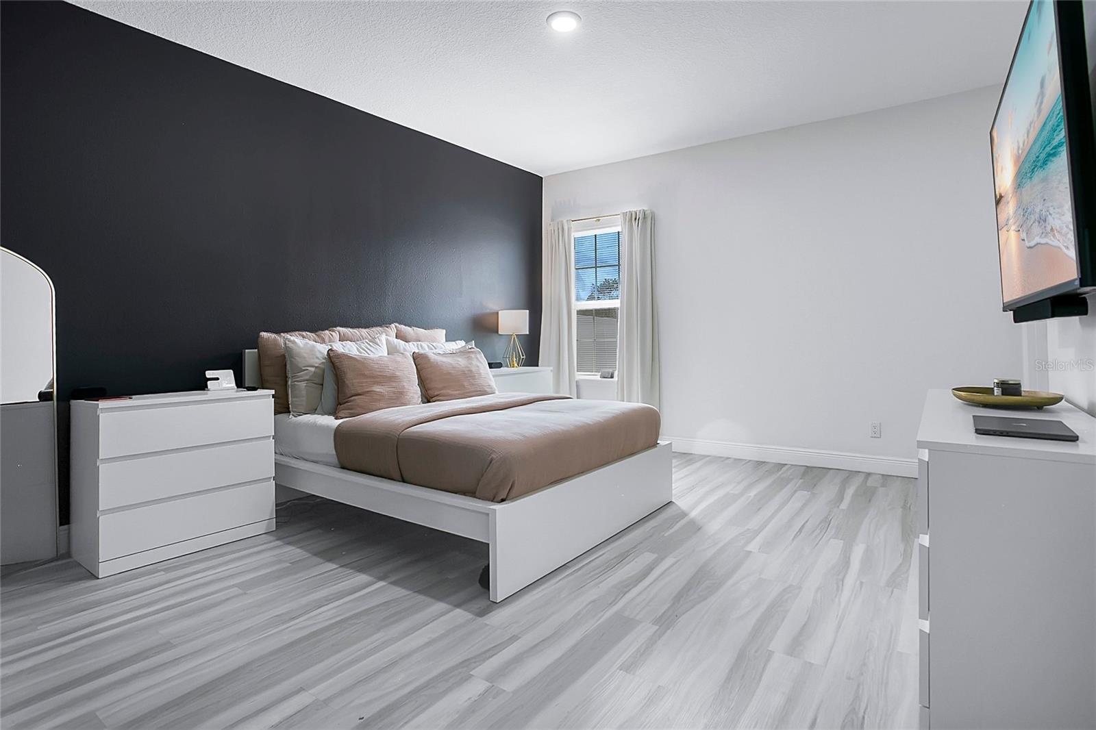 Image 11 of 26 For 16210 59th Avenue Road