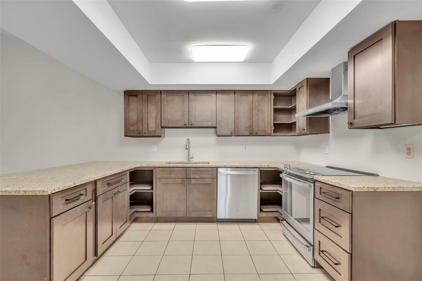 Image 13 of 25 For 932 Robinhood Court