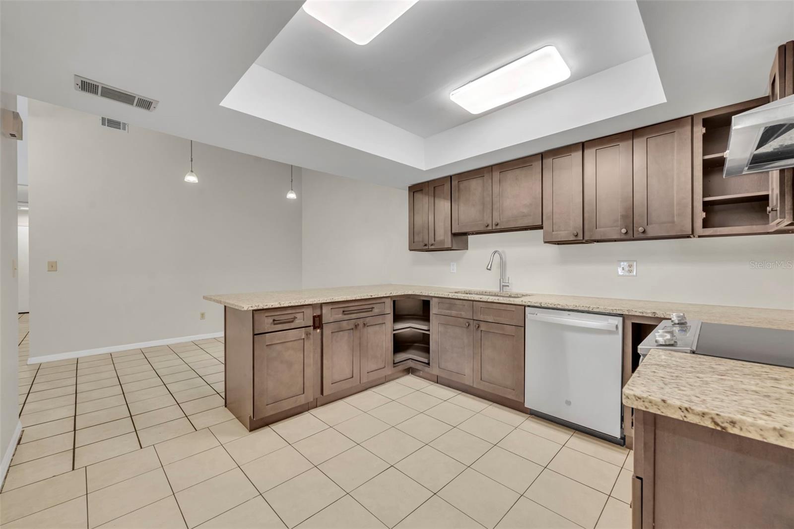 Image 14 of 25 For 932 Robinhood Court